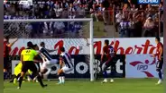 ¡Tremendo blooper! Tras atajadón de Angelo Campos, Josepmir Ballón anotó autogol