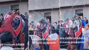 Pareja asume cargo festivo en Juliaca y la celebran con lluvia de cerveza: “¡Ay no, las chelas!”