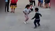 Niños se desafían para saber quién baila mejor un huaino en Cajamarca