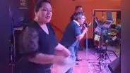 Alcalde de Trujillo aparece cantando en pollería multada por sus funcionarios con más de S/14.800