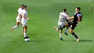 Venezolano Soteldo recibe brutal patada tras provocar a su rival con inusual maniobra