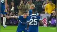 Moisés Caicedo y Enzo Fernández protagonizaron divertido abrazo cuando Mydrick por fin anotó un gol