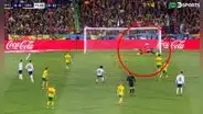 Paolo Guerrero sacó espectacular remate con curva, pero dejó temblando el palo de Defensa y Justicia