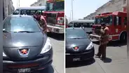 Arequipa: bomberos no controlaron incendio porque mujer estacionó su auto frente a la compañía
