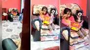 Niña roba corazones en redes al sentarse junto a sus mascotas para contarles un cuento