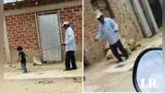 Niño usa un palo para guiar a adulto mayor con discapacidad visual en Piura