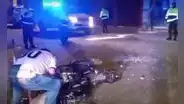 Ate: vecinos queman motocicleta de delincuentes que asaltaron con arma blanca a transeúnte