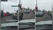 Mujer se baja de su auto y dirige el tránsito para llegar a su destino: "Necesito que ordene mi vida"