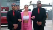Yahaira Plasencia llegó acompañada de 4 escoltas para ingresar al set de 'Amor y fuego'