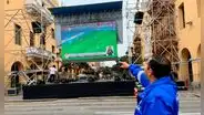 Perú vs. Chile: hinchas esperan en la plaza de Armas para ver partido en pantalla gigante