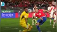 Pedro Gallese y la sensacional atajada con la cara que evitó el primero de Chile ante Perú