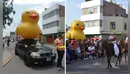 ¡Llegó la moda a Trujillo! Auto presume su patito kawaii gigante encima de su techo y causa furor