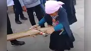 Niña de 7 años asombra con el arte del tejido de cintura en Amazonas