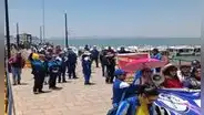 Huelga de docentes universitarios: catedráticos de la UNA protestan en el lago Titicaca, Puno