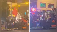 Hinchas recorren las calles en maquinaria pesada para alentar a Perú previo al partido contra Argentina