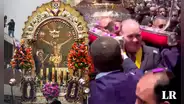 Rafael López Aliaga carga la imagen del Señor de los Milagros en las afueras del Palacio Municipal