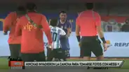 El noble gesto que tuvo Lionel Messi con los hinchas que se metieron a la cancha para tomarse foto