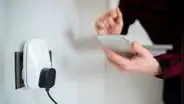 ¿El cargador de tu teléfono gasta mucha energía? Así conocerás cuánto consume si está enchufado