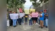 Protestan por demora en reconstrucción de colegio en Piura