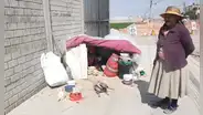 Arequipa: adulta mayor es desalojada de su vivienda y hoy vive en la calle