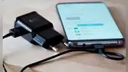 Igual que Apple: ¿cuáles son los celulares Android que ya no traen cargador de regalo?