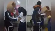 Padre se disfraza de oso para sorprender a quinceañera en colegio de Iquitos: “Me sacó las lágrimas”