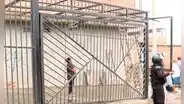 SJM: vecino construye cochera en la calle y municipalidad la destruye por invasión a la vía pública