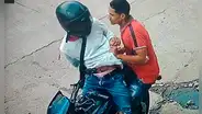 Delincuente empuja de su moto y abandona a cómplice herido tras asesinar a funcionario en Colombia