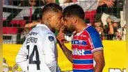 Paolo Guerrero se puso cara a cara con Brítez tras propinarle un codazo en la final de la Sudamericana