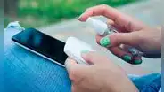 ¿Qué ocurre si limpias mucho la pantalla de tu celular con alcohol y papel higiénico?
