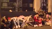 Postulantes a policías duermen en la calle en espera de trámite de documentos