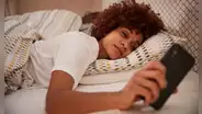 Posponer la alarma y seguir durmiendo tiene beneficios durante el día, según estudio
