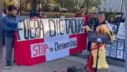 Ciudadanos peruanos protestan contra Dina Boluarte frente a la Casa Blanca en Washington