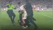 A lo Messi, hincha se metió al campo para tomarse foto con Piero Quispe en la final