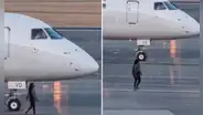 Llega tarde al aeropuerto y corre a la pista de despegue para que piloto le abra la puerta del avión