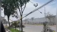 Vecinos de SJL denuncian caos vehicular por insólito derrumbe de poste en plena avenida
