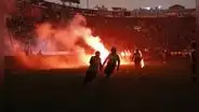 Alianza Lima apagó las luces del estadio e hinchas se metieron tras perder 2-0 con Universitario