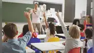 Denuncian a profesora por abusar de niños de 12 años: los amenazaba de muerte si hablaban