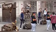 Peruano revela el truco detrás de las estatuas flotantes en centro de Lima y sorprende en redes