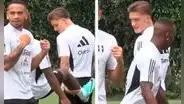 Luis Advíncula le metió una patada a Oliver Sonne durante la práctica de la selección peruana