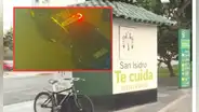 San Isidro: cámaras de seguridad captan a mujer dejando a recién nacido en contenedor de basura
