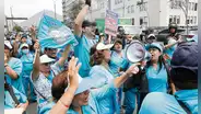 Trabajadores de salud y docentes toman las calles por presupuesto