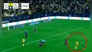 ¡Está loco! Cristiano Ronaldo hizo 'sombrerito' desde fuera del área y su golazo da la vuelta al mundo