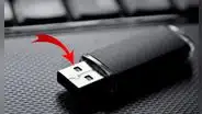¿Por qué las memorias USB tienen 2 agujeros y qué sucede si los tapas o no existieran?