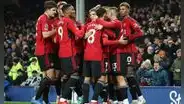 Manchester United goleó 3-0 a Everton y se mete en la pelea por la Premier League
