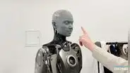 Ameca, el robot más avanzado del mundo, se 'enoja' cuando su creador toca su nariz