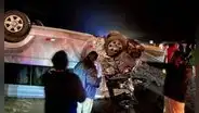 Tacna: 2 fallecidos y 15 heridos tras fatal choque entre camioneta y combi en la Panamericana Sur