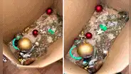 Saca esferas para armar árbol de Navidad y se lleva inolvidable sorpresa: “Adornos muy originales”