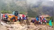 Cusco: turistas se salvan de ser arrastrados por huaicos y son auxiliados en cargador frontal