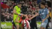 'Dibu' Martínez se molestó con rival: lo jaloneó, lo insultó y se salvó de la roja en la Premier